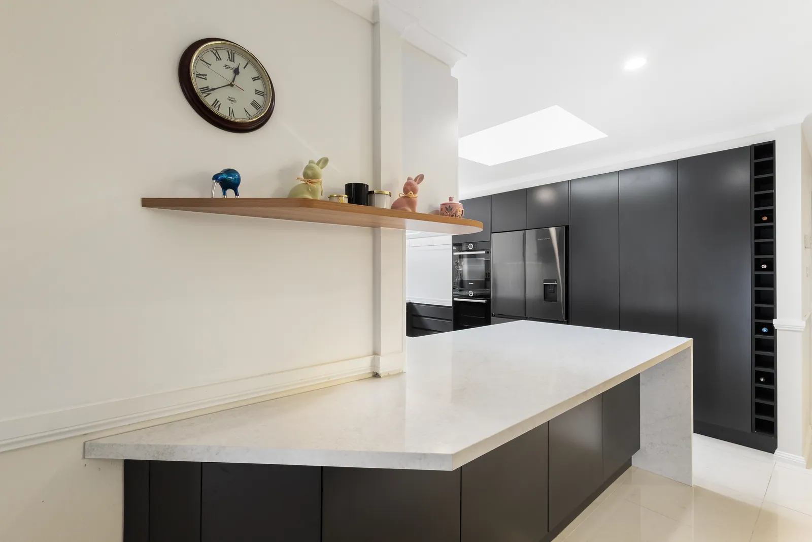 Timber shelf and white peninsula bench in the Calwell kitchen