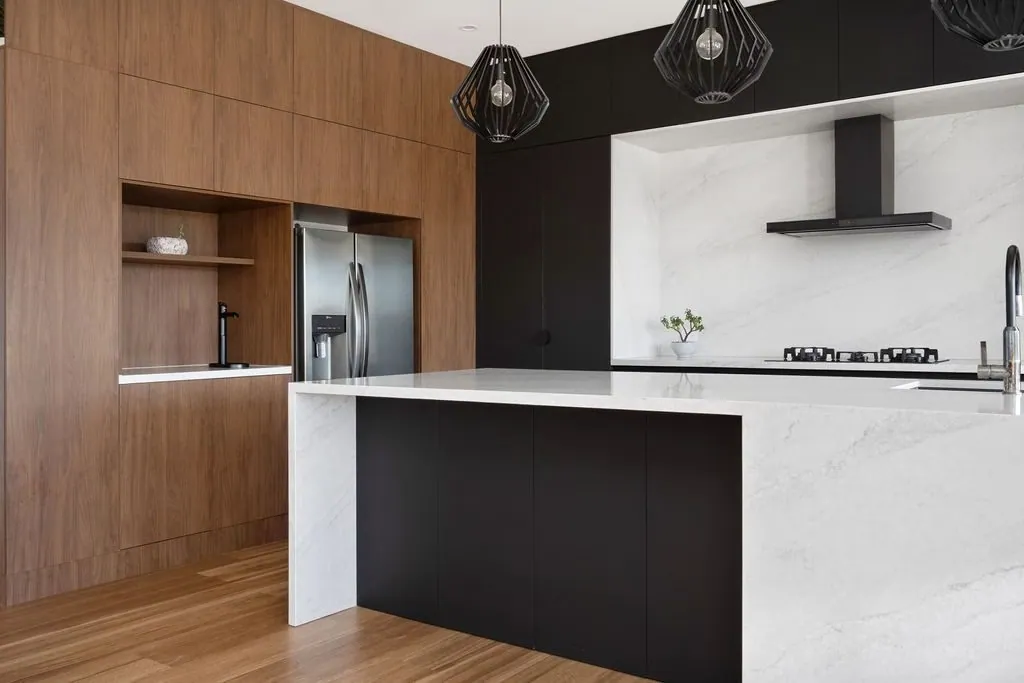 Murrumbateman island bench with the cooktop and rangehood behind
