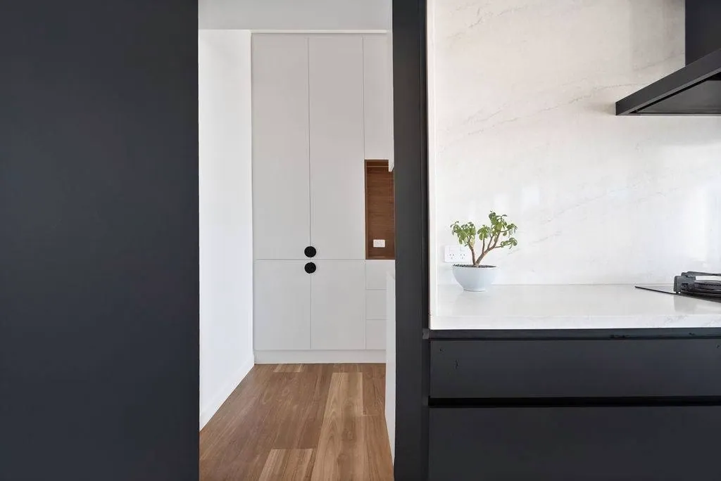 White stone-look benchtop and black cabinetry in the Murrumbateman kitchen