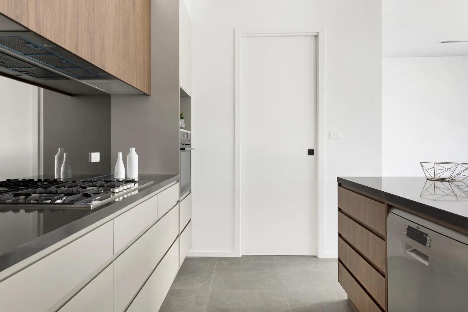 Gas cooktop, stainless splashback and light cabinetry in the Taylor kitchen